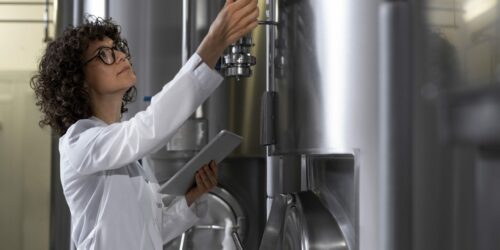 mujer-tiro-medio-trabajando-fabrica-cerveza2