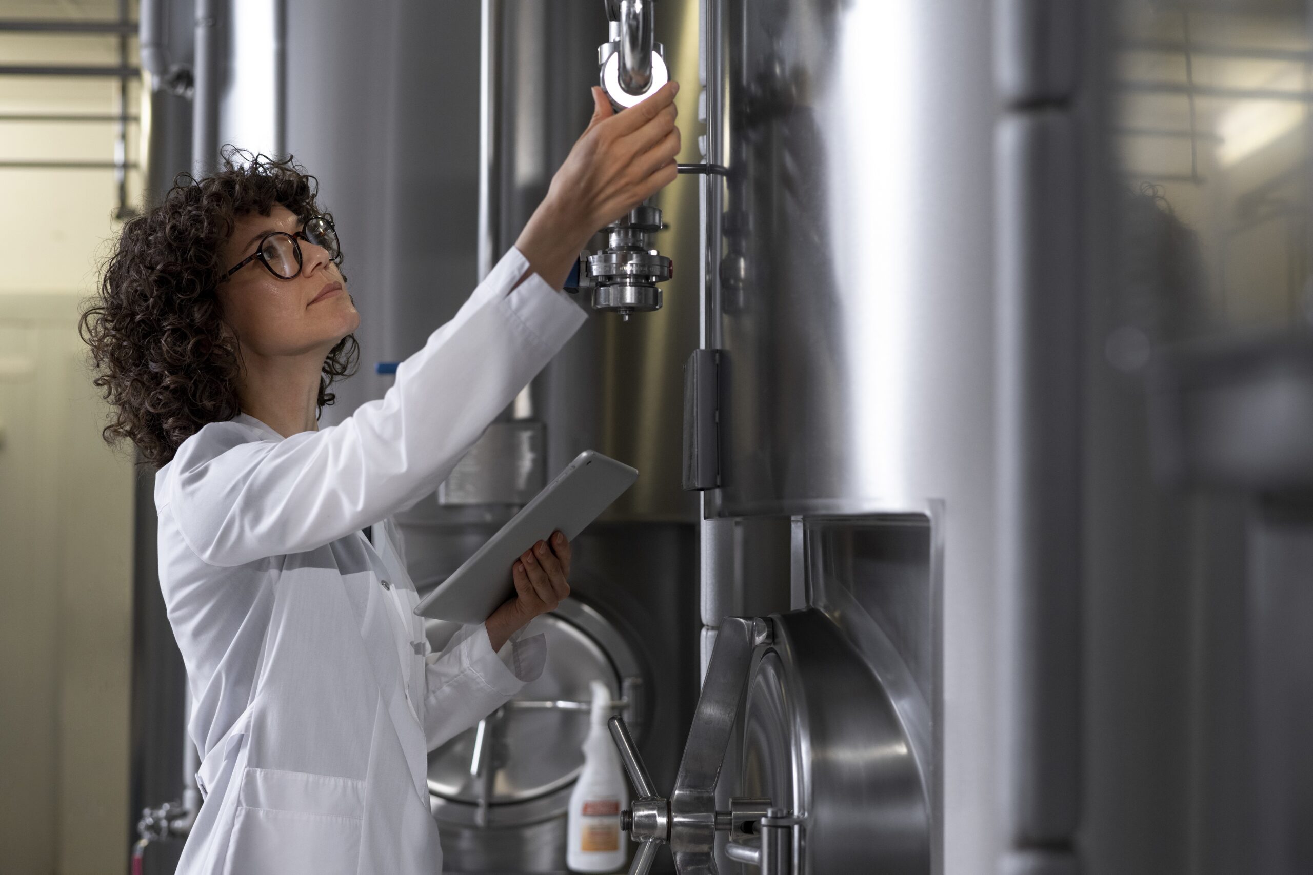 mujer-tiro-medio-trabajando-fabrica-cerveza2